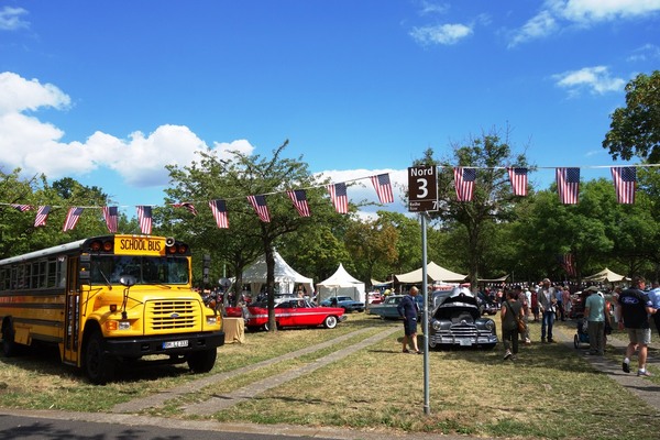 Die Girlande zeigt "Stars and Stripes" passend zum Namen der Sonderschau – Classic Days Düsseldorf 2022