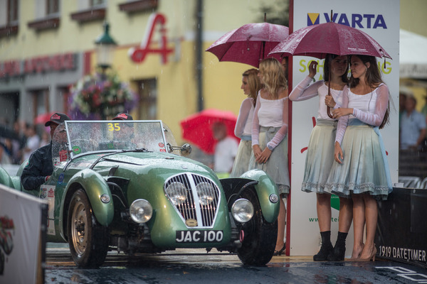 Die Girls haben einen Schirm, aber die Besatzung des Healey Silverstone sitzt im Regen - Ennstal-Classic 2019