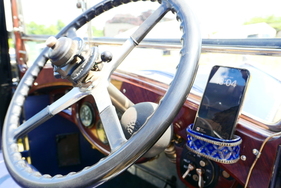 Die Glasschale rechts neben dem Lenkrad dient als Halterung für ein Smartphone. Wie praktisch