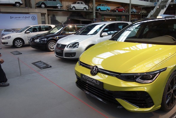 Die Gölfe des 21. Jahrhunderts – Sonderausstellung "50 Years of Golf" in der Autoworld Brüssel