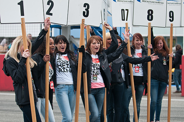 Image: The grid girls had fun despite the cold temperatures - Bosch Hockenheim Historic 2013