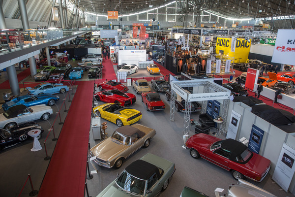 Die Halle 1 wurde wie üblich von den Händlern dominiert - Retro Classics Stuttgart 2017
