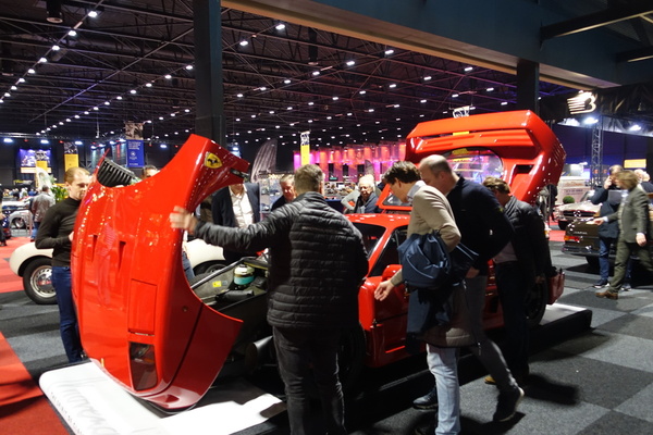 Die Haubenöffnung beim Ferrari F40 war ein Attraktion... – Classic Car Show Maastricht 2025