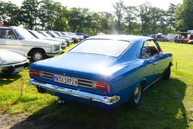 Die Heckansicht bringt die Auflösung: Ranger (A) 1900 von General Motors auf Basis Opel Rekord C Coupé. Ranger wurden in Südafrika und sogar in der Schweiz gebaut, aber nie in Deutschland. – Bockhorner Oldtimermarkt 2025
