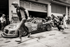 Die Helfer schieben TIm Schricks Wagen an