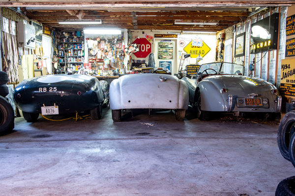 Bild: Die Hendricks Sammlung, so wie sie vorgefunden wurde - Bonhams Amelia Island Versteigerung 2023