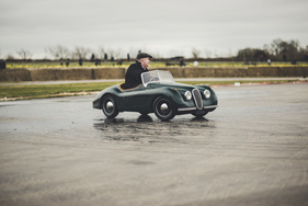 Die Herren Rennfahrer mussten sich auch in den Kleinstautos beweisen - Goodwood Members Meeting 2016