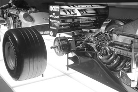 Die Hinterradaufhängung des Formel-1-Monoposto McLaren-Mercedes MP 4/14 von 1999
