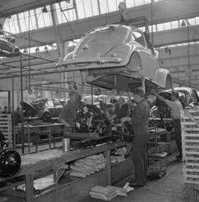 Die Hochzeit zwischen Fahrgestell und Karosserie in der VW-Produktion