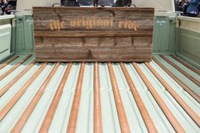 Die Holztruhe reitet bequem auf der Ladefläche eines T1-Pritschenwagen – 75 Jahre VW in der Schweiz