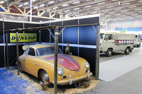 Die Hühner wachen über den Porsche 356 bei Tanner - Oldtimer- und Teilemarkt Fribourg 2019