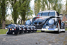 Bild: Die Ickx-Helme und das Rennfahrzeug - 25h VW Fun Cup 2017
