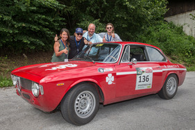Bild Die Johnsons - AC/DC-Sänger Brian Johnson mit Frau und Freunden - Alfa-Romeo GTA (1966) - an der Ennstal-Classic 2016