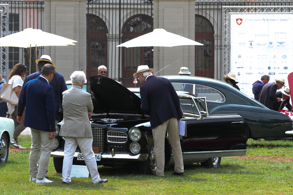Die Jury an der Arbeit - begutachtet wird der Facel Vega HK500 - Concours d'Elégance Suisse Coppet 2017