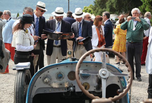 Die Jury beschäftigt sich mit dem Ballot 3/8 LC von 1920 - Concorso d'Eleganza Villa d'Este 2017