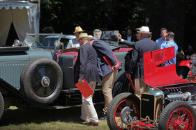 Die Jury gewissenhaft an derArbeit - Concours d'Elégance Suisse in Coppet 2018 Die Jury gewissenhaft an derArbeit - Concours d'Elégance Suisse in Coppet 2018
