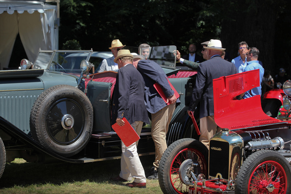 The jury conscientiously at work - Concours d'Elégance Suisse in Coppet 2018