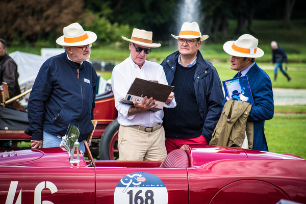 The jury studies a dossier - Concours Chantilly Arts & Elegance 2017