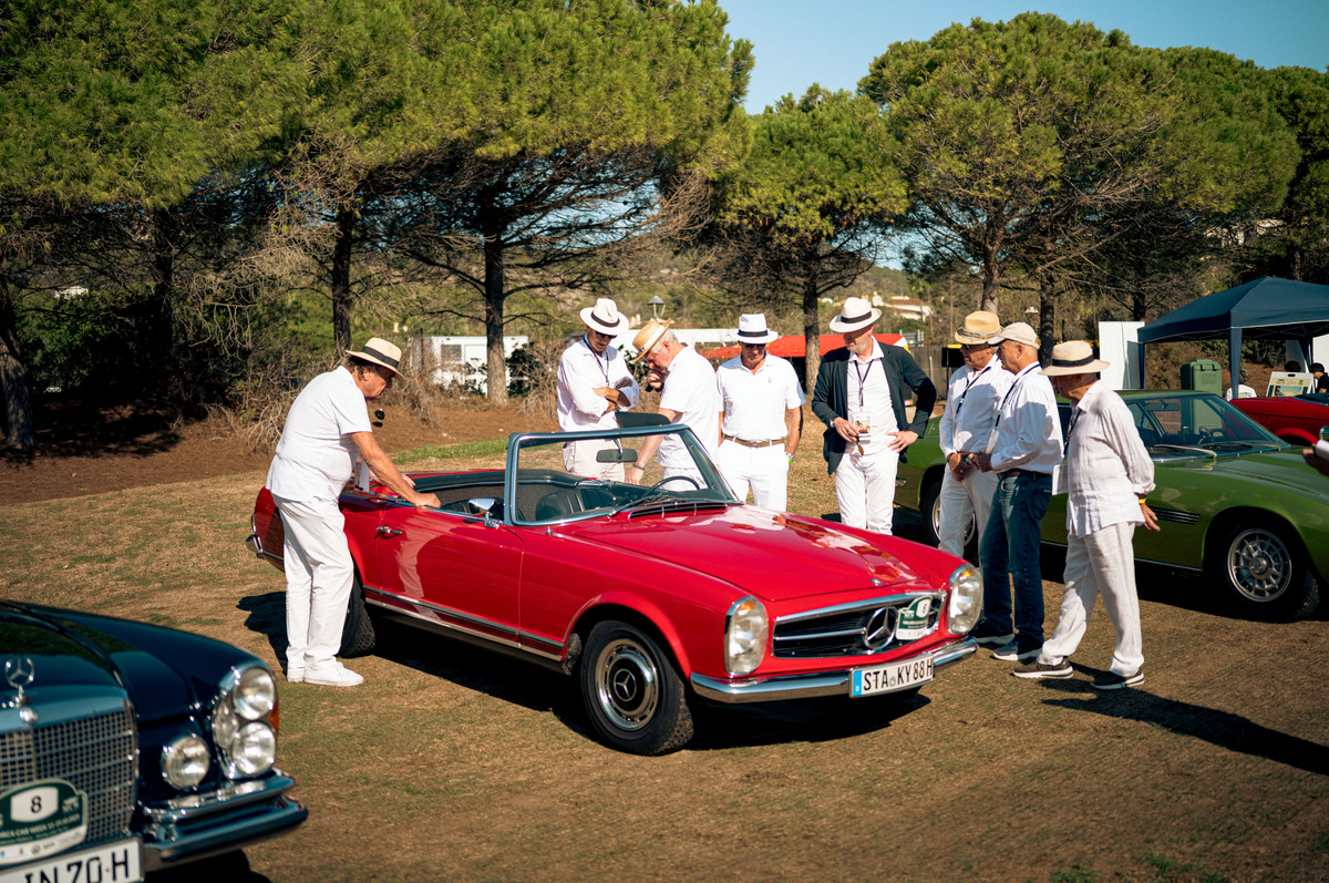 Die Jury untersucht einen Mercedes-Benz 280 SL (Pagode) - Mallorca Car Week 2025