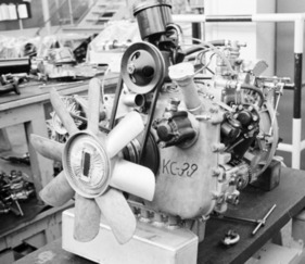 Die KC-Serie ab 1967 brachte weitere Erkenntnisse zum Laufverhalten. Dieser vorn platzierte Motor lief ohne üblichen Ölsumpf und mit zahlreichen Zuläufen