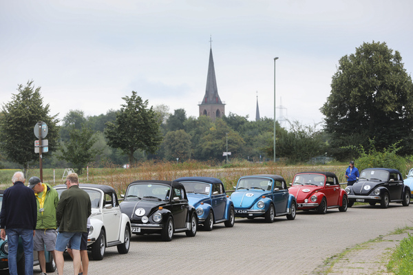 Die Käfer-Cabriolet-Kolonne wartet auf die Fähre über den Rhein - Internationales Käfer-Cabrio-Treffen von Deutschland 2025