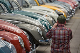 Die Käferparade präsentierte sich noch farbenreicher als das Hemd des Fotografen – 75 Jahre VW in der Schweiz