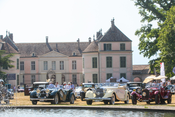 Die Klasse der "L'Elégance Sportive 1920-1939" vor dem Schloss - Concours d'Elégance Suisse Coppet 2022