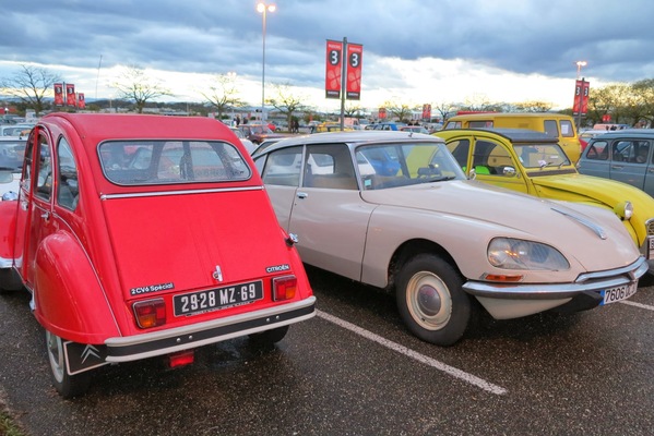 Die Klassiker von Citroën auf dem Parkplatz - an der Messe Epoqu’Auto in Lyon im November 2013