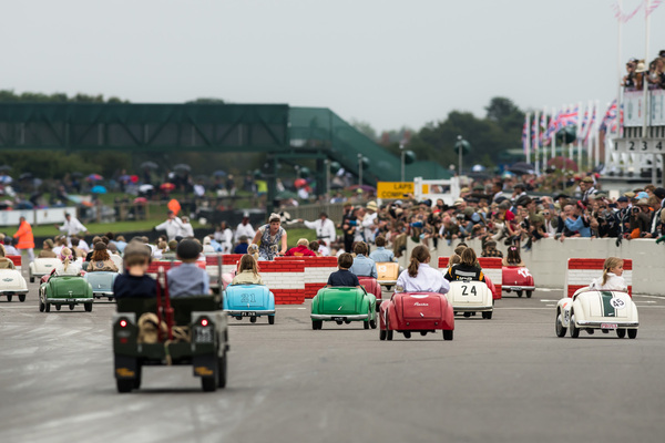 Die Kleinen nehmen es im Settrington Cup nicht weniger ernst als ihre Väter - Goodwood Revival 2021