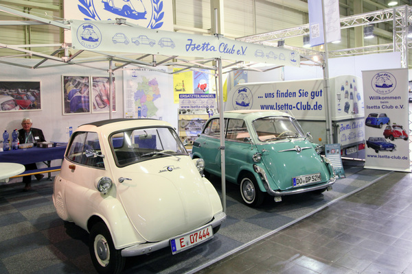 Die Knutschkugel BMW Isetta und der verlängerte BMW 600 auf dem Isetta-Clubstand (Techno Classica 2017)