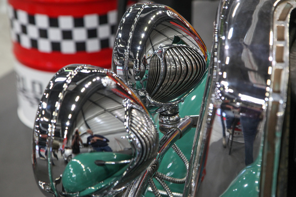 Die Kombination aus Chrom, Rundungen und Leuchtstoffröhren erigbt teils surreale Motive – Swiss Classic World Luzern 2022