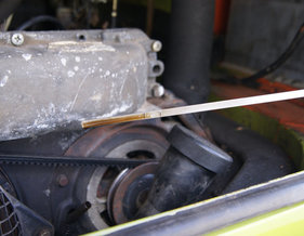 Die Konsistenz des Motoröls gibt Auskunft darüber, wie weit der Verschleiß vorangeschritten ist. (Motor-Check und Beurteilung)
