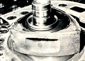 Die Kreiskolben zeigten ähnliche Laufbilder wie die Kolbenböden von Hubkolben in guter Verfassung mit lediglich gerinen, trockenen Ablagerungen - NSU RO 80 kontra Citroën DS 21 im hobby Super-Test in Afrika