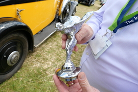 Die Kühlerfigur "Spirit of Ecstasy" ist ein begehrtes Diebesgut. Man schraubt sie daher im Zweifel besser ab und tauscht sie gegen einen schlichten Deckel