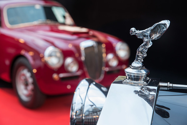 Die Kühlerfigur blickt auf den Lancia Aurelia B20 GT Serie II von 1952 - Versteigerung von RM/Sotheby's in Paris 2017