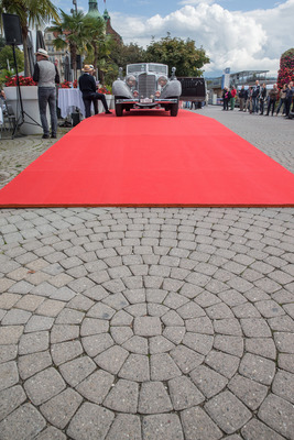 Die Kulisse passt bis auf den letzten Pflasterstein.