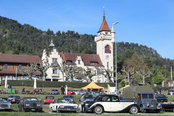 Bild: Die Kulisse passt, die Autos sortieren sich harmonisch ein - Albisgütli Classic Cars & Bikes September 2022