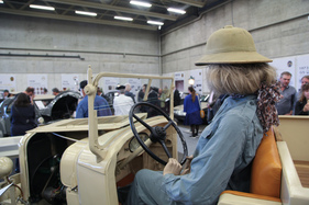 Die Kunststoff-Dame beobachtet das Treiben auf der Sonderschau 100 Jahre Citroën - Oldtimer- und Teilemarkt Fribourg 2019