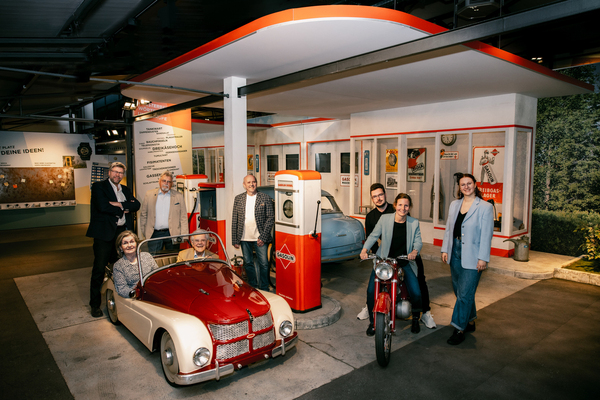 Image: The curators in front of the historic Gasoline filling station, the centerpiece of the exhibition - Special exhibition "Do you remember... of beetles and cheese hedgehogs" at PS.Speicher