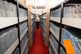 Die Länge der Regale ist in Metern kaum zu erfassen. Eher sind es Kilometer