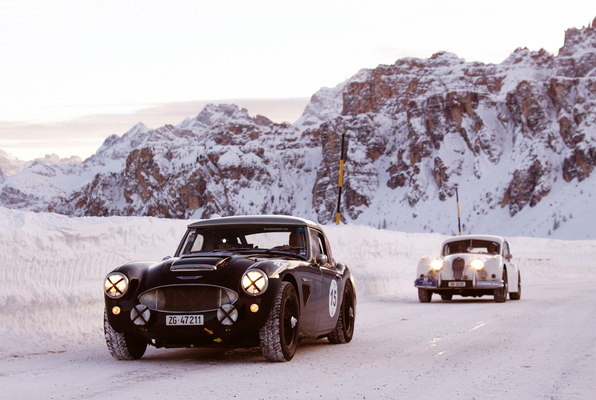 Bild: Die Leitplanken aus Schnee reichen dem Austin Healy bis über die Dachkante – am WinterRAID
