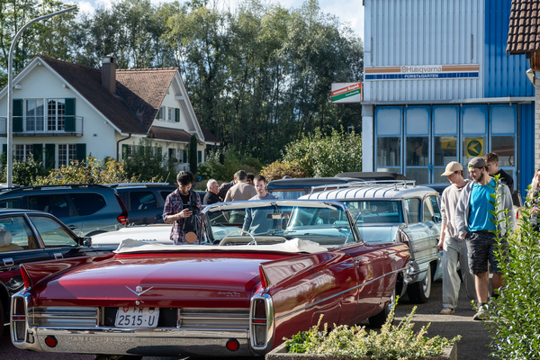 Die Lernenden begutachten die verchromten Strassenkreuzer – 8. Autos von Dazumal 2023