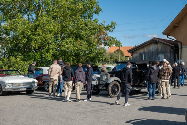 Die Lernenden beim Fahrzeugtausch auf halber Strecke – 8. Autos von Dazumal 2023