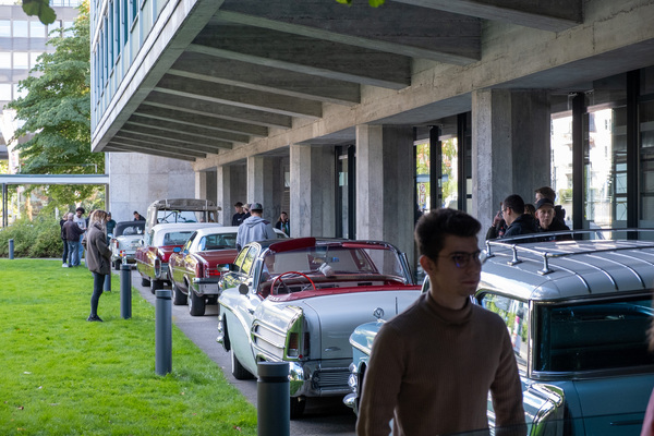 Die Lernenden verteilen sich auf die Fahrzeuge – 8. Autos von Dazumal 2023