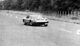 Die Lesertester wollten den Miura von Grace Bumbry wedeln sehen: Willi Lanek erfüllte diesen Wunsch und flitzte in 10 Sekunden um die Gummihüte.