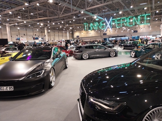 Die Leuchtschrift sagt es: Hier geht es erkennbar um Tuning – Essen Motor Show 2023