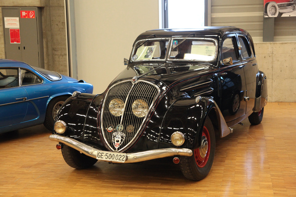 Die Limousine mit den zentralen Lampen - Peugeot 402 als Limousine - OTM Fribourg 2015