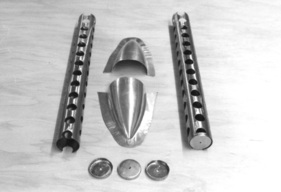 Die Luftfänger am Heckteil und die Röhren im Tank