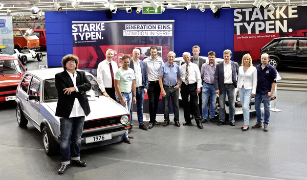 Bild Die "Macher" des GTI Anton Konrad und Herbert Schuster, umringt von den Leihgebern zur Sonderausstellung, die die Traditon des Kultklassikers mit ihren GTIs hochhalten.