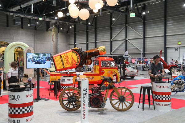 Die Maggi-Flasche gehörte natürlich auf den Motorworld-Stand - Swiss Classic World Luzern 2023